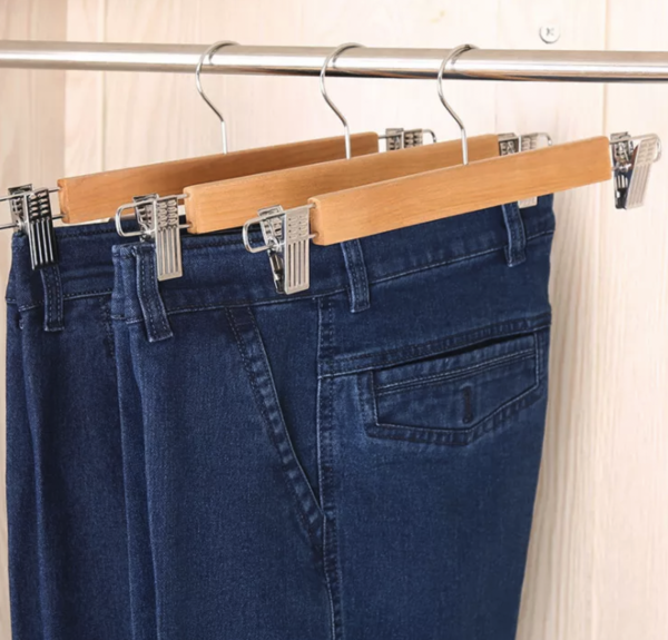 Pack 50 colgadores madera pantalon con pinzas perrito - Imagen 3