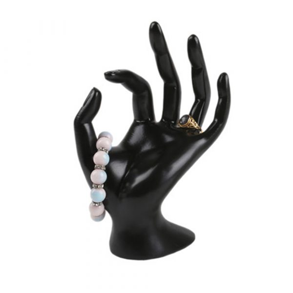 Mano exhibidora de joyas y anillos