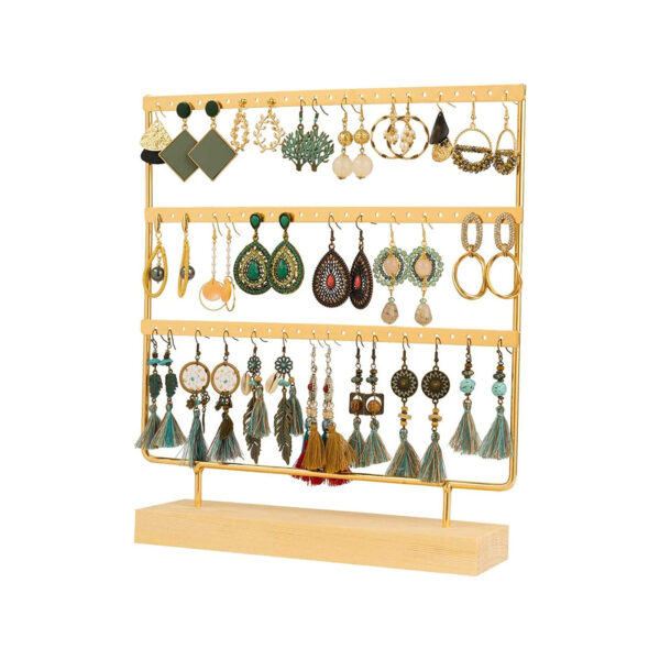 Exhibidor dorado de aros, con base madera