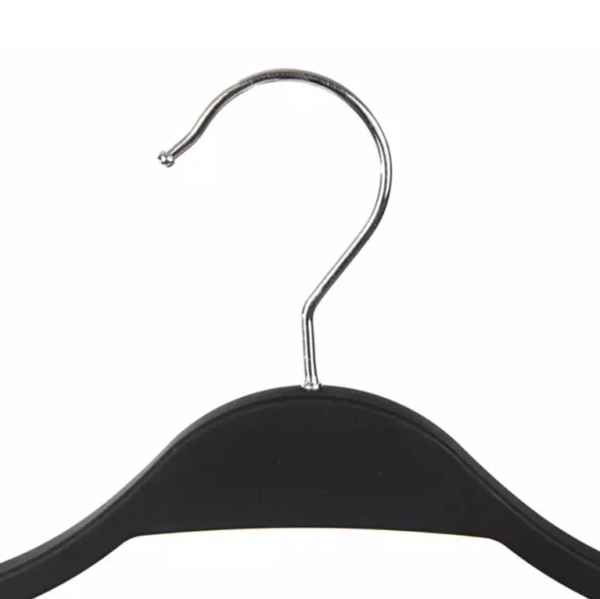 Colgador plástico negro para polera - Imagen 3